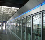 Edelstahl, Glas und Aluminium am Flughafen